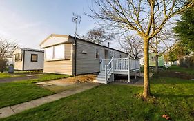Caravan With Decking At Highfield Grange In Essex Ref 26452Ba